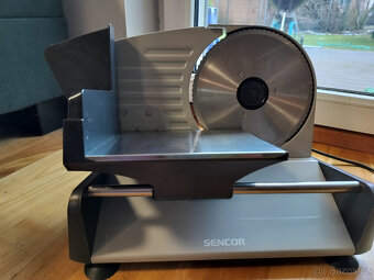 elektrický kráječ potravin Sencor SFS 4050 SS. - 2