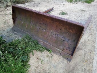 Čelní radlice na pásový raktor DT - 2