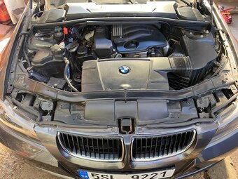 BMW 320 i kombi Panoramatická střecha - 2