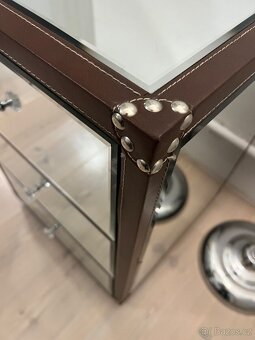 Zrcadlová komoda – 3 zásuvky, kožené detaily, krásný stav - 2