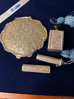 STŘÍBRNÁ souprava,pudřenka flakon a rtěnka,puncováno - 2