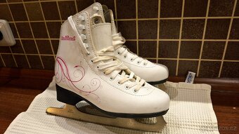 Dívčí brusle Crowned 34 - 2