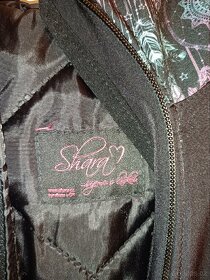 Zimní černý softshell kabát Shara L nosící - 2