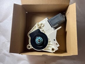 Motorek stahovačky pravý (VAG 8K0 959 801 B) - 2