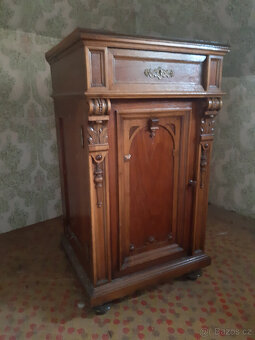 Starožitná skříňka - 2