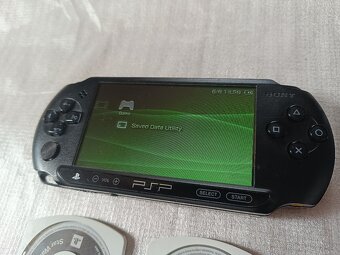 Herní konzole PSP, nabíječka + 2 hry / PlayStation Portable - 2