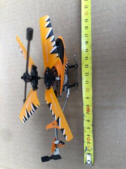Dva modely RC vrtulníků na ND - 2
