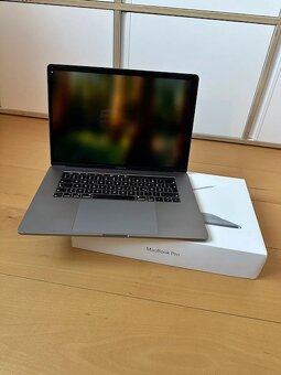 MacBook 15" 2,2 GHz 6jádrový Core i7 6 GB RAM a 256 SSD - 2
