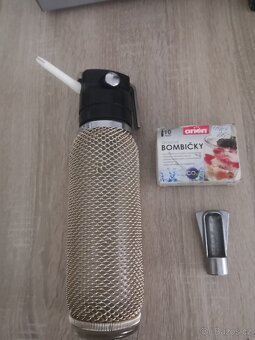 láhev na šlehačku kovočas. - 2