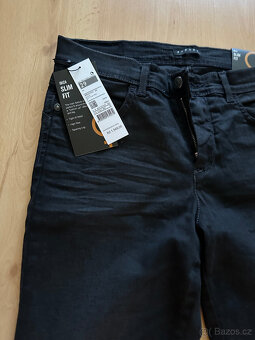 nové značkové černé rifle Sisley vel. 42 Slim fit. - 2