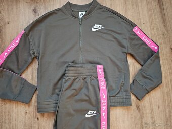 Nová dívčí sportovní souprava Nike Sportswear - 2