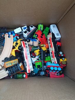 Box plný mašinek a kolejí. - 2