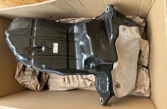 Audi Q8 Q7 4M VW Touareq nádrž adblue 4M0131878CN - 2