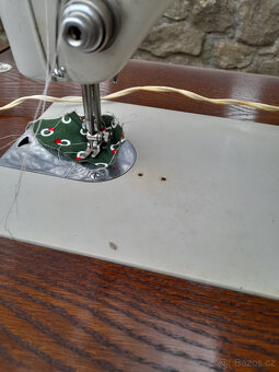 Starý šicí stroj - 2