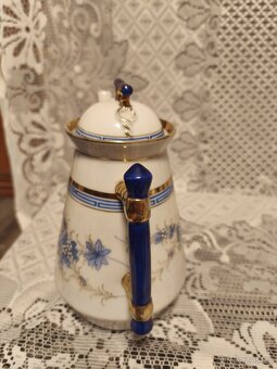 Stará porcelánová konvička. - 2