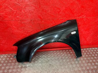 LEVÝ PŘEDNÍ BLATNÍK AUDI A4 B7 ČERNÝ - 2