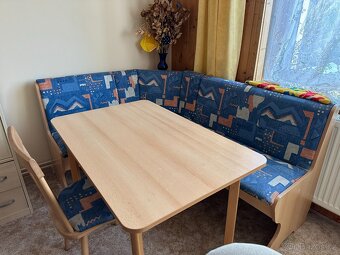 Rohová lavice, stůl a 2 židle - 2