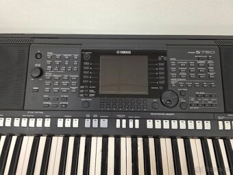Yamaha PSR-S750 - 2
