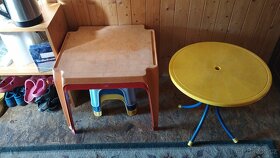 plastová židlička a stoly - 2