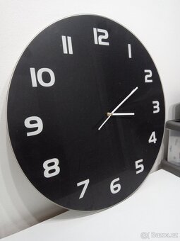 Černé  sklenene nástěnné hodiny,průměr 60 cm - 2