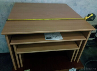 Prodám sadu 3 zasouvacích konf. stolků 80x80 - 2