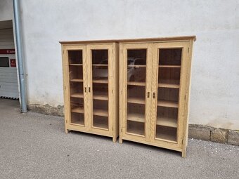 NÁDHERNÉ SMRKOVÉ KNIHOVNY-VITRÍNY PO RENOVACI - 2