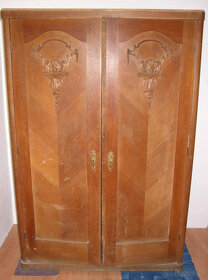 Skříň starožitná na šaty s ornamenty, dvoukřídlá + zásuvky - 2