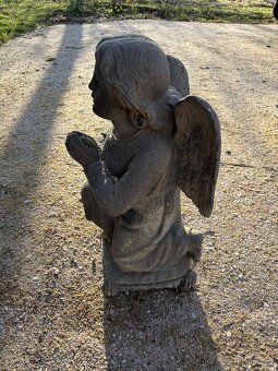 Kamenná socha anděla - 2