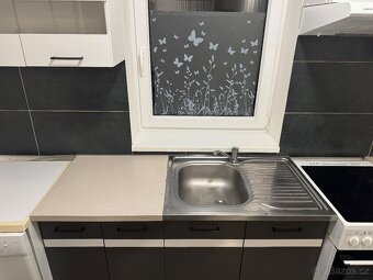 Kuchyň šedo bílá - 2