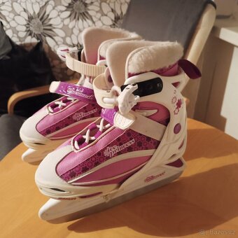 Prodám nevyužité dívčí brusle vel.35-38 - 2