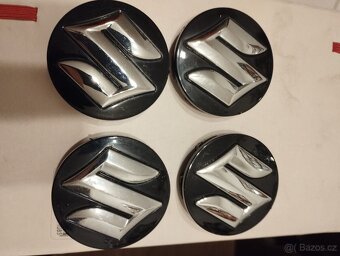 Krytka středu kola se znakem Suzuki Černá - 2