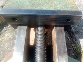 Strojní svěrák 250mm - 2