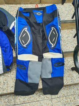 Motocyklová bunda a kalhoty a rukavice. Vel.54. Cena 2999 Kč - 2