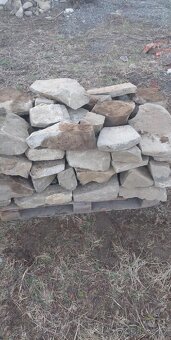 Stodolový kámen na paleťe skládaný cca 5m² - 2