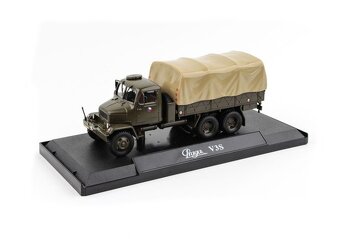 Praga V3S 1:43 ve vitrínce. - 2