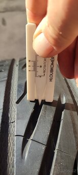 Prodám 2ks Uniroyal-225/40 R18-letní-4-5mm - 2