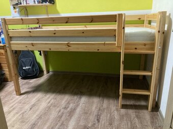 Vyvýšená patrová dětská postel masív borovice - 2