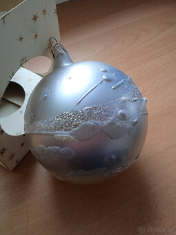 Prodám skleněnou vánoční ozdobu průměr 10cm - 2