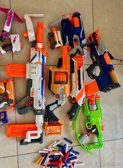 Sbírka dětských pistolí NERF včetně nábojů - 2