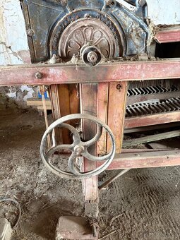 Starý zemědělský stroj – čistička / mlátička obilí - 2