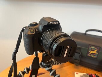 Zrcadlovka Canon EOS 1300D s vybavením - 2