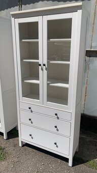 Ikea Hemnes prosklená knihovna - vitrína se šuplíky masiv - 2