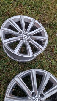 London 215 55 R17 - 2