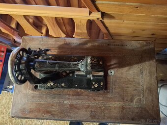 Starý šicí stroj - 2