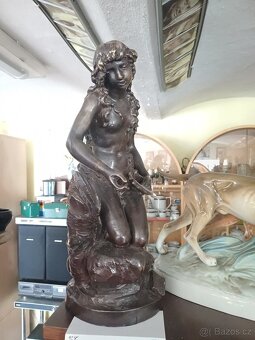 Socha zena s lebkou - 2