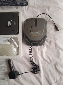 Discman Sony se zařízením pro autorádia - 2