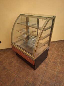 🧁 Chladicí zákusková vitrína – 93 cm, úsporná, výborný stav - 2