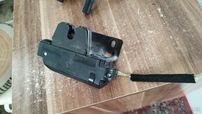 Zámek výklopných dveří Peugeot 206 - 2