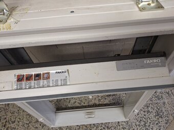 Střešní plastové okno Fakro PTP-V 55x78 cm - 2