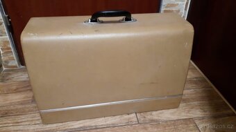 Kufříkový šicí stroj Veritas - 2